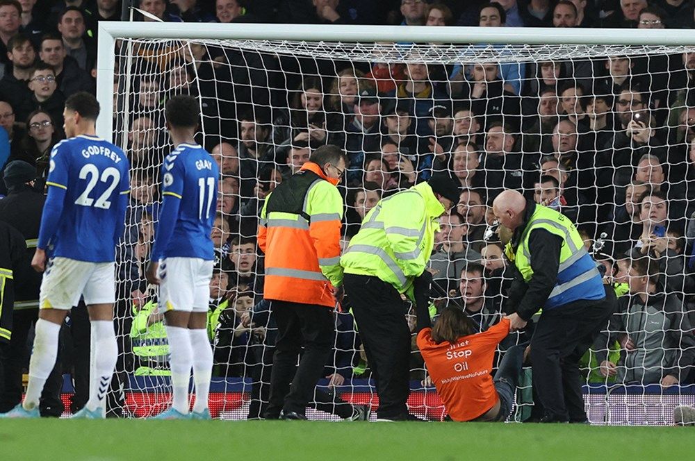 Everton Newcastle United maçında eylem yapayım derken boğulup ölecekti! 11