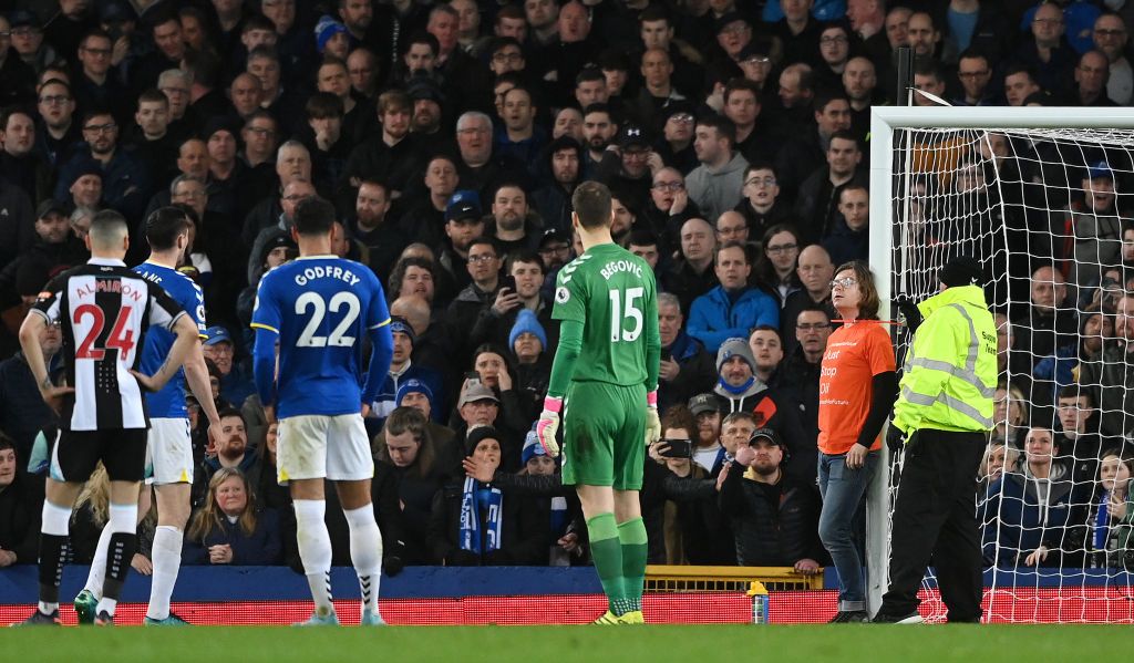 Everton Newcastle United maçında eylem yapayım derken boğulup ölecekti! 3