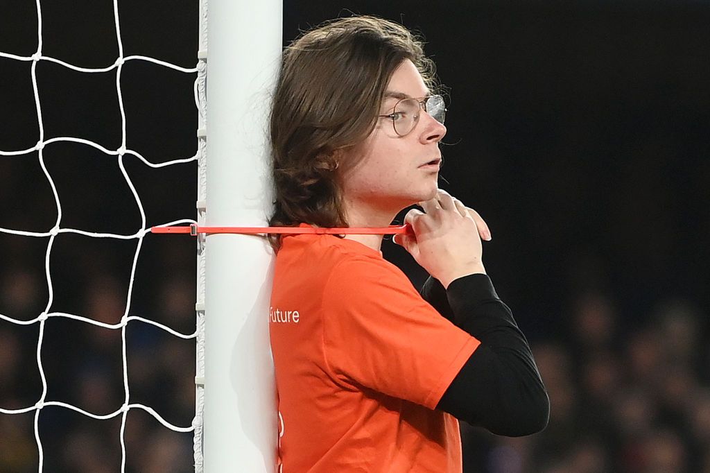 Everton Newcastle United maçında eylem yapayım derken boğulup ölecekti! 4