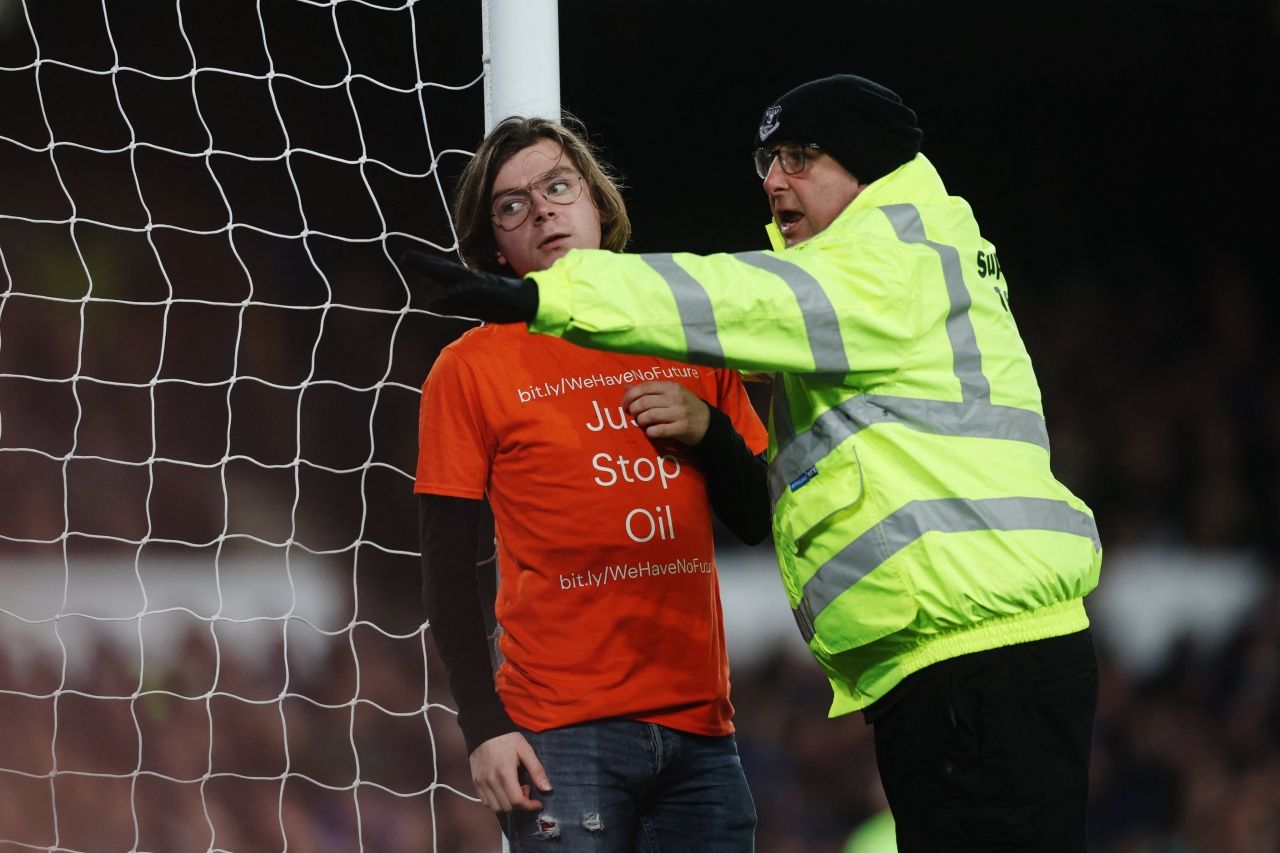 Everton Newcastle United maçında eylem yapayım derken boğulup ölecekti! 6