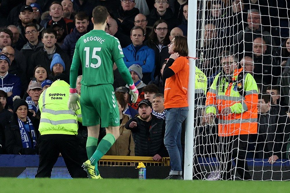 Everton Newcastle United maçında eylem yapayım derken boğulup ölecekti! 8