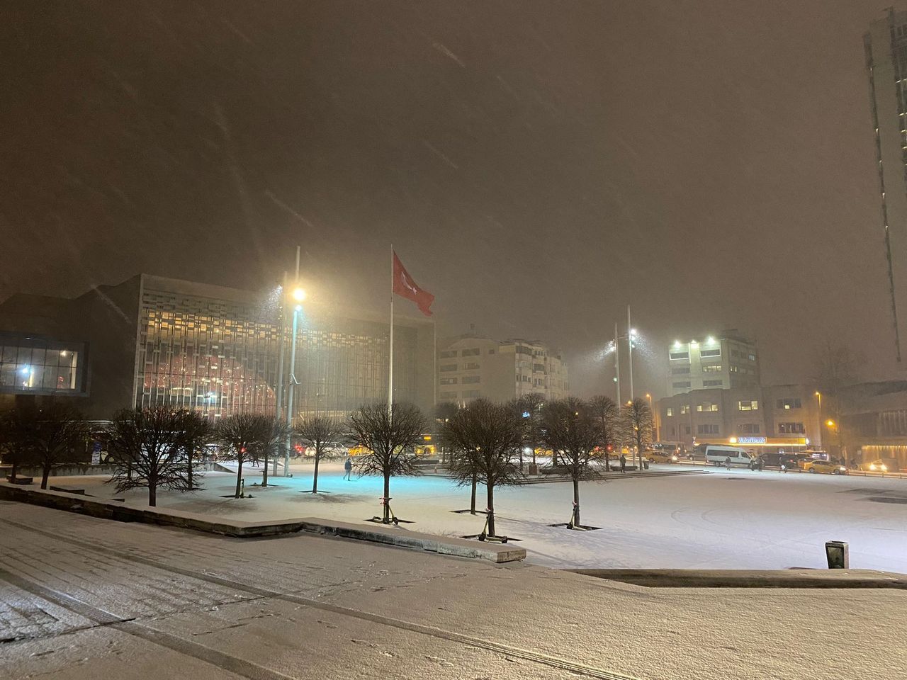İstiklal Caddesi ve Taksim’de kar yağışı etkili oldu 1