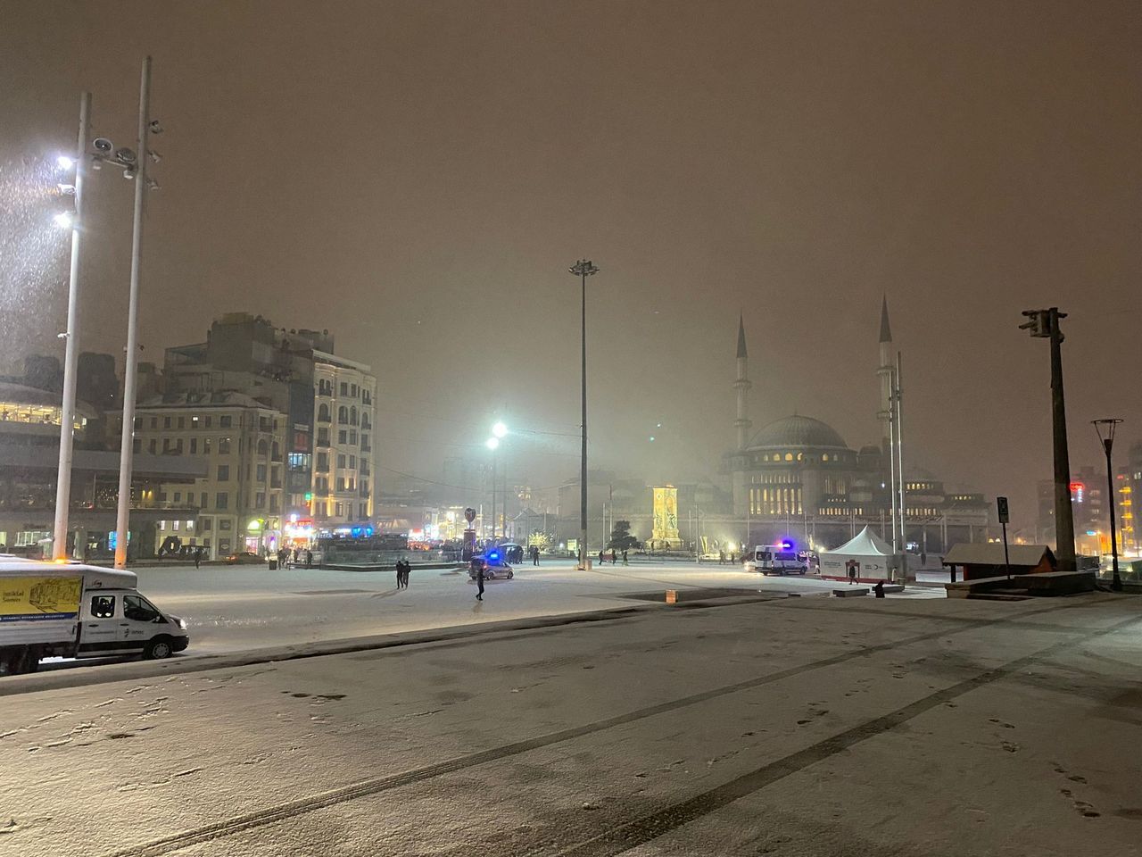 İstiklal Caddesi ve Taksim’de kar yağışı etkili oldu 2