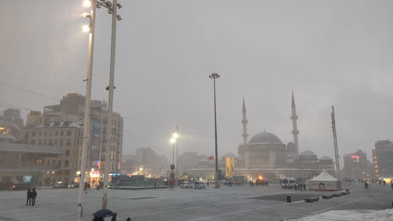 İstiklal Caddesi ve Taksim’de kar yağışı etkili oldu 4