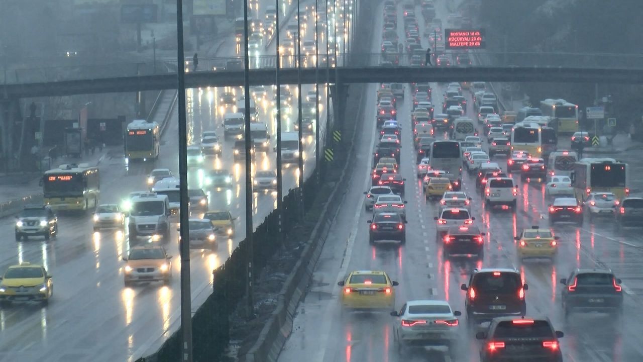İstiklal Caddesi ve Taksim’de kar yağışı etkili oldu 6