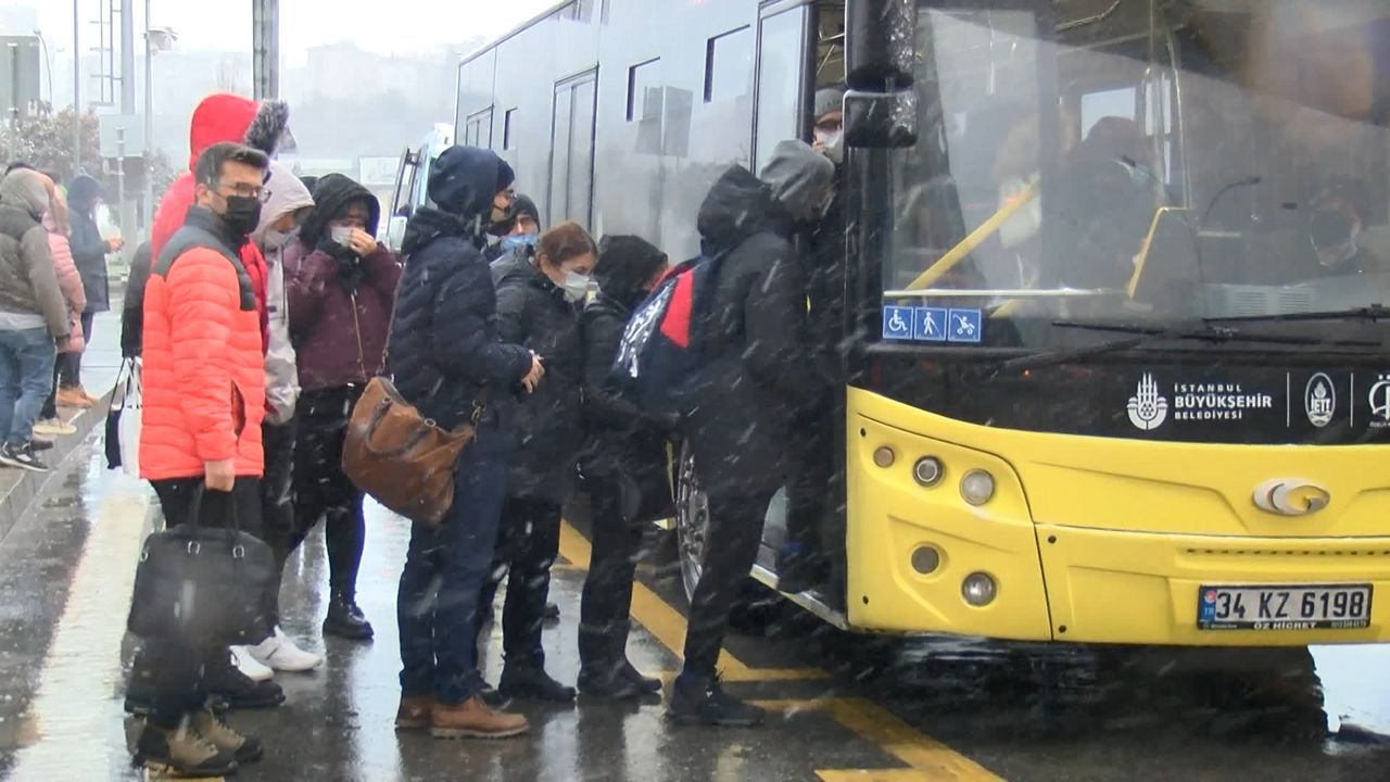 İstiklal Caddesi ve Taksim’de kar yağışı etkili oldu 9