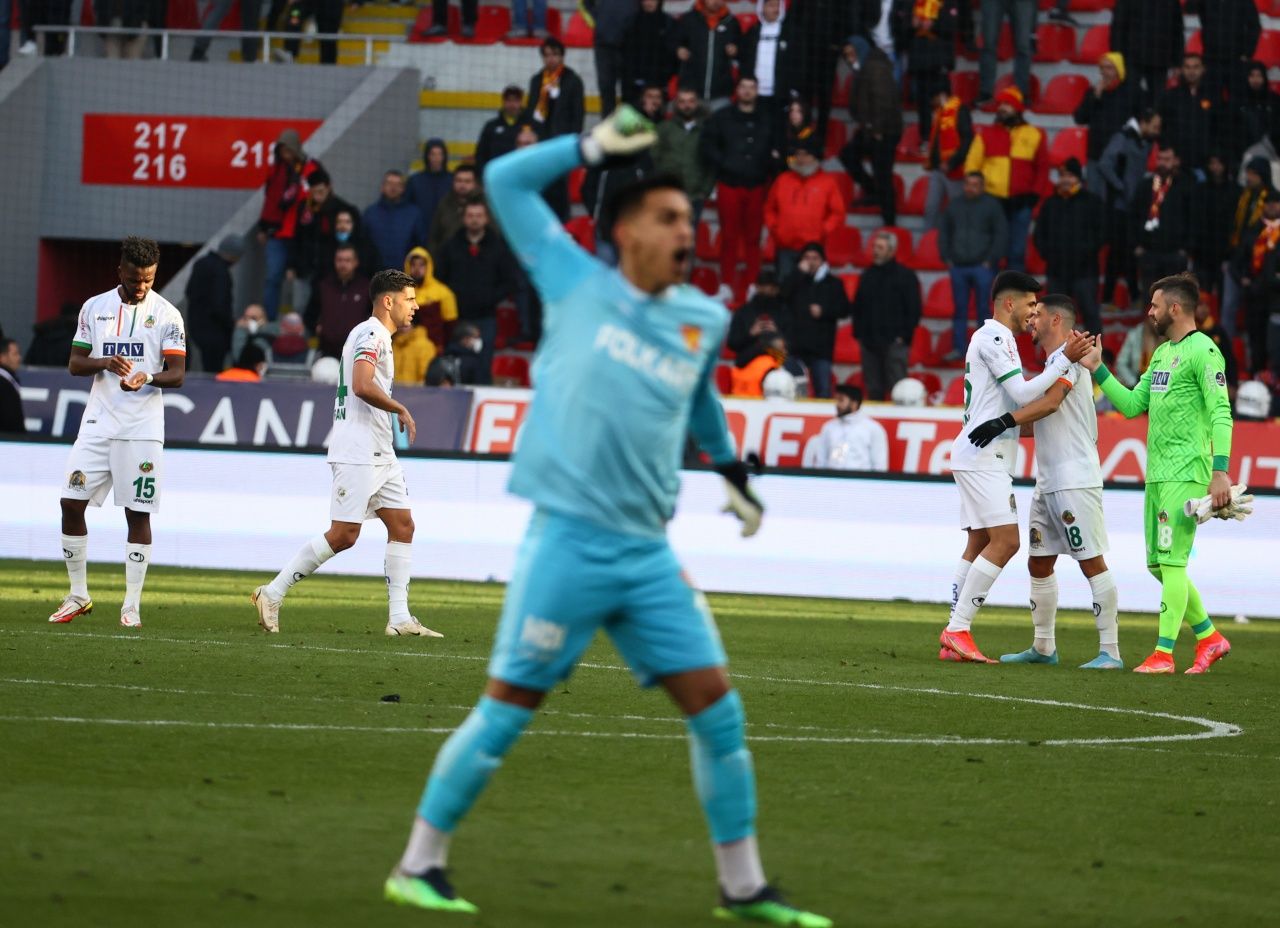İrfan Can Eğribayat Göztepe taraftarının kendisine ettiği ağır küfürlere dayanamadı... 1