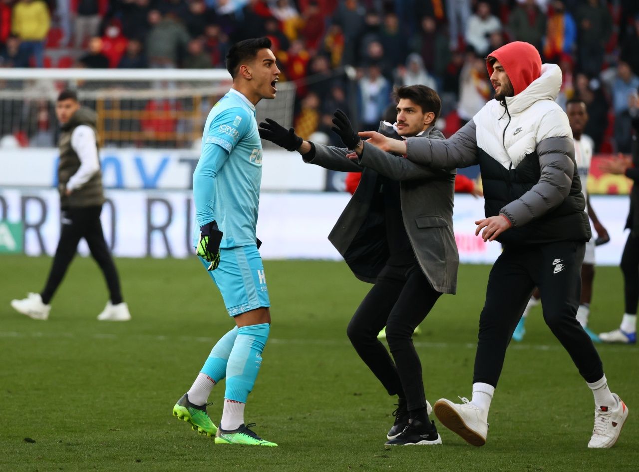 İrfan Can Eğribayat Göztepe taraftarının kendisine ettiği ağır küfürlere dayanamadı... 4