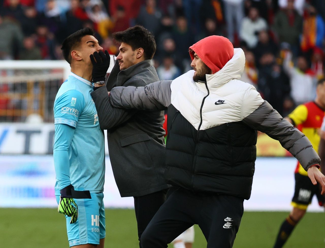 İrfan Can Eğribayat Göztepe taraftarının kendisine ettiği ağır küfürlere dayanamadı... 5