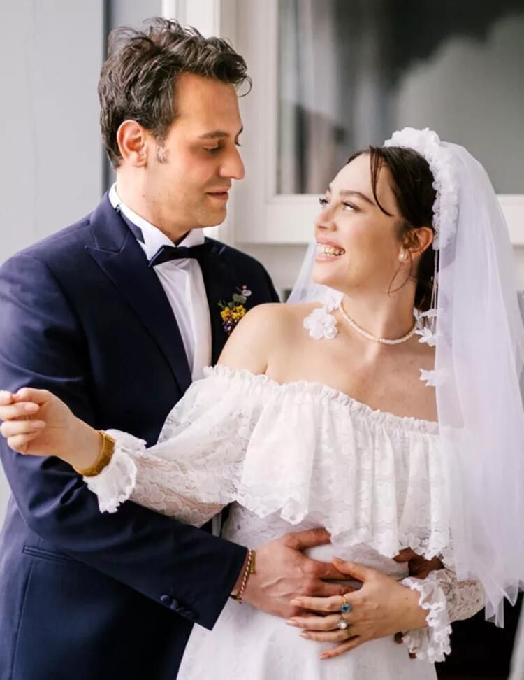 Demet Evgar'ın Gelinliğiyle İlgili İlginç Detay Ortaya Çıktı! 6