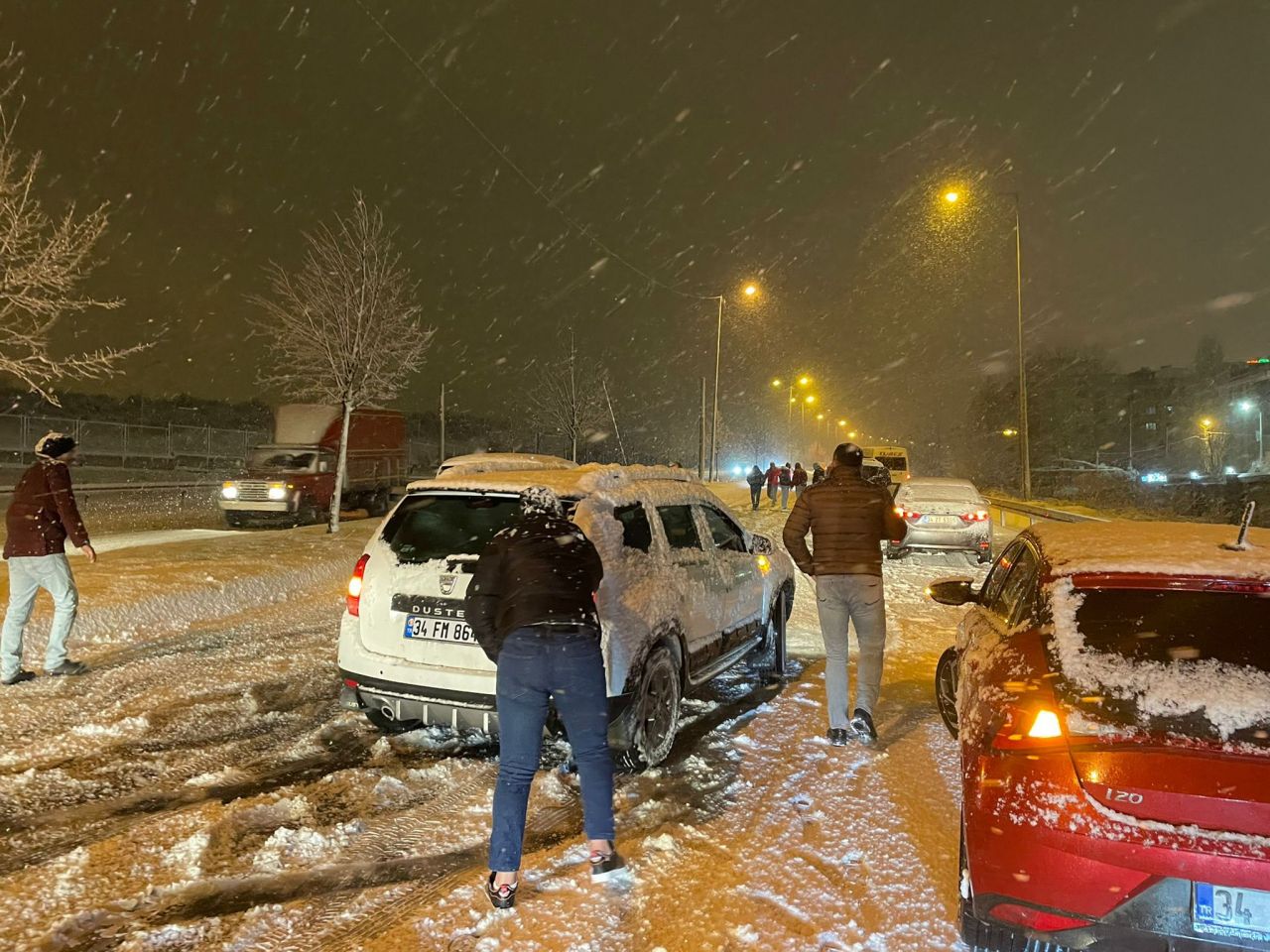 İstanbul'da kar yağışı sürücülere zor anlar yaşatıyor! 1