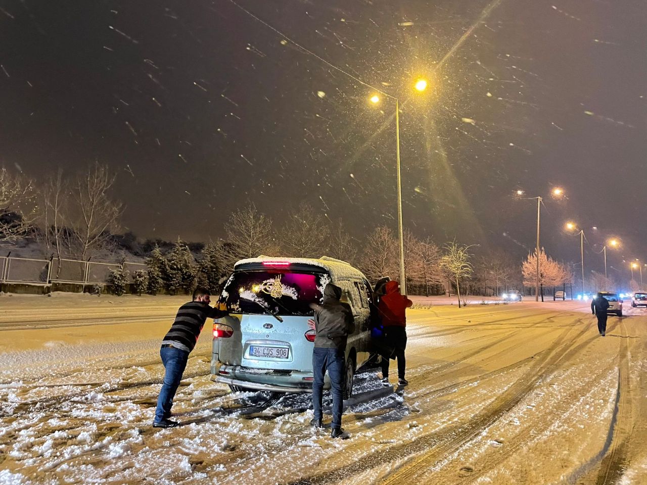 İstanbul'da kar yağışı sürücülere zor anlar yaşatıyor! 2