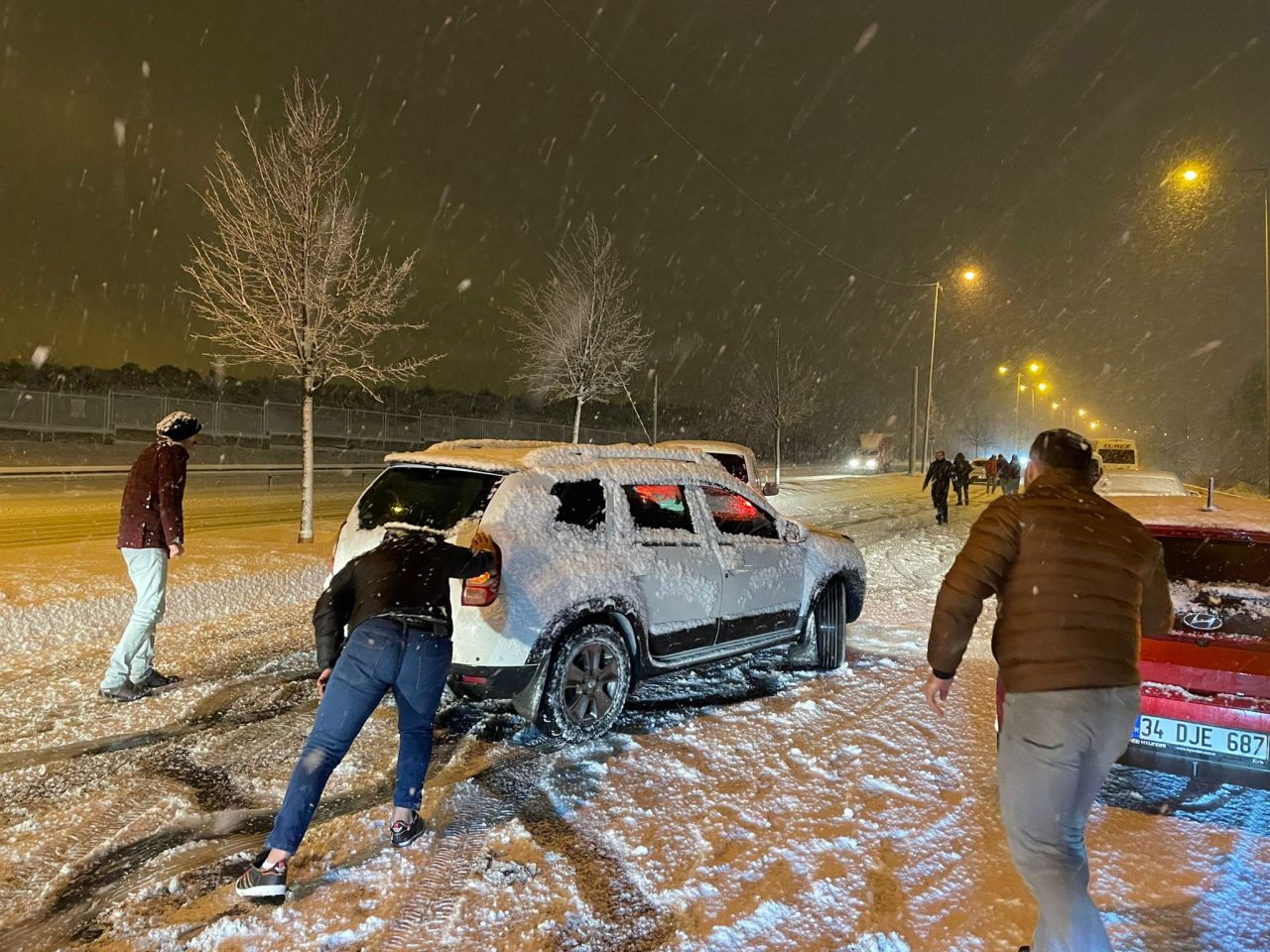 İstanbul'da kar yağışı sürücülere zor anlar yaşatıyor! 3