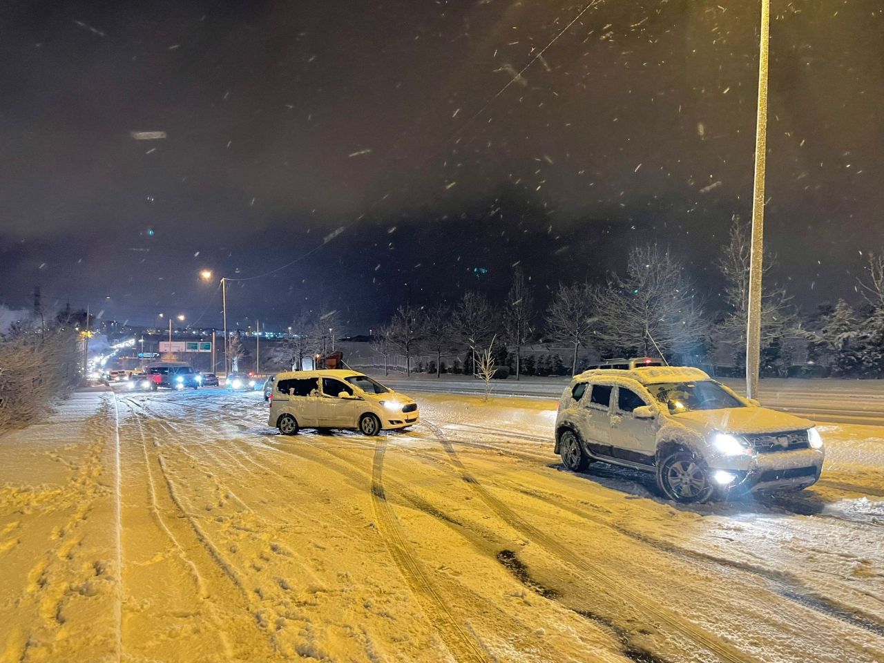 İstanbul'da kar yağışı sürücülere zor anlar yaşatıyor! 4