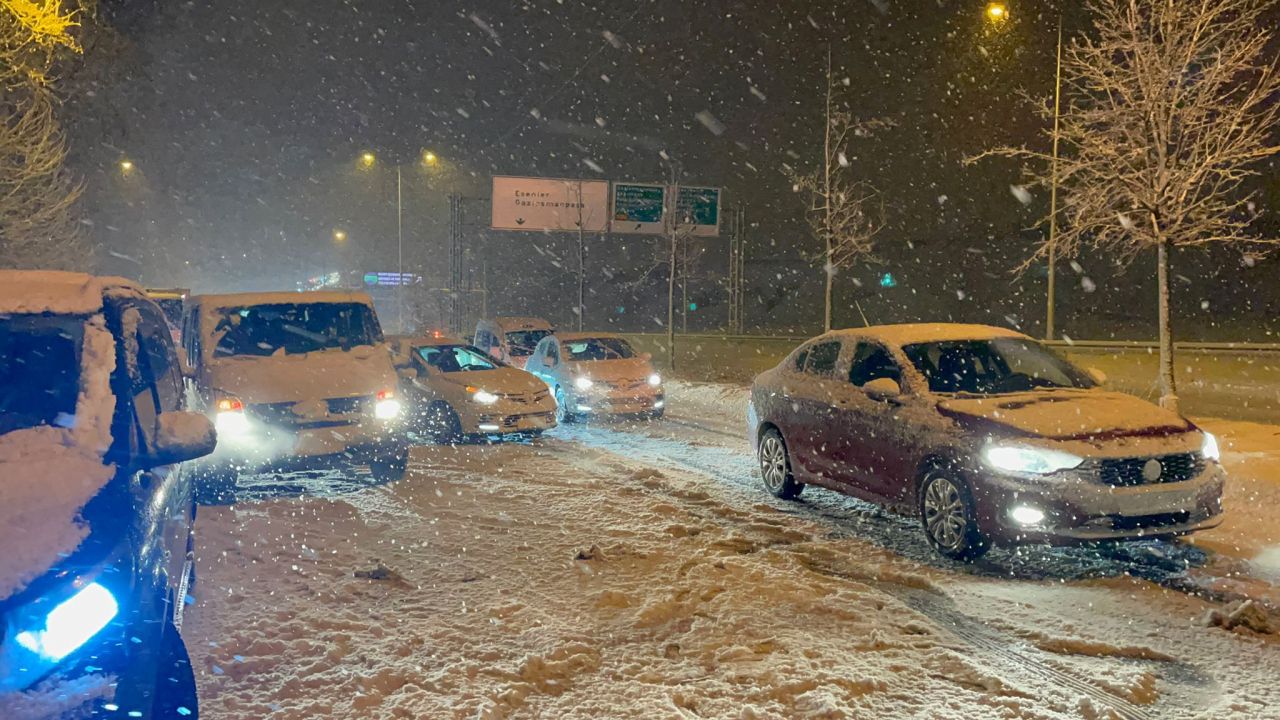 İstanbul'da kar yağışı sürücülere zor anlar yaşatıyor! 5