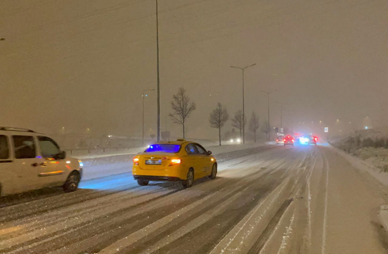 İstanbul'da kar yağışı sürücülere zor anlar yaşatıyor! 6