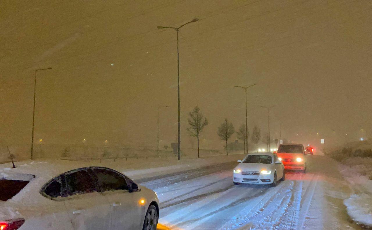 İstanbul'da kar yağışı sürücülere zor anlar yaşatıyor! 7