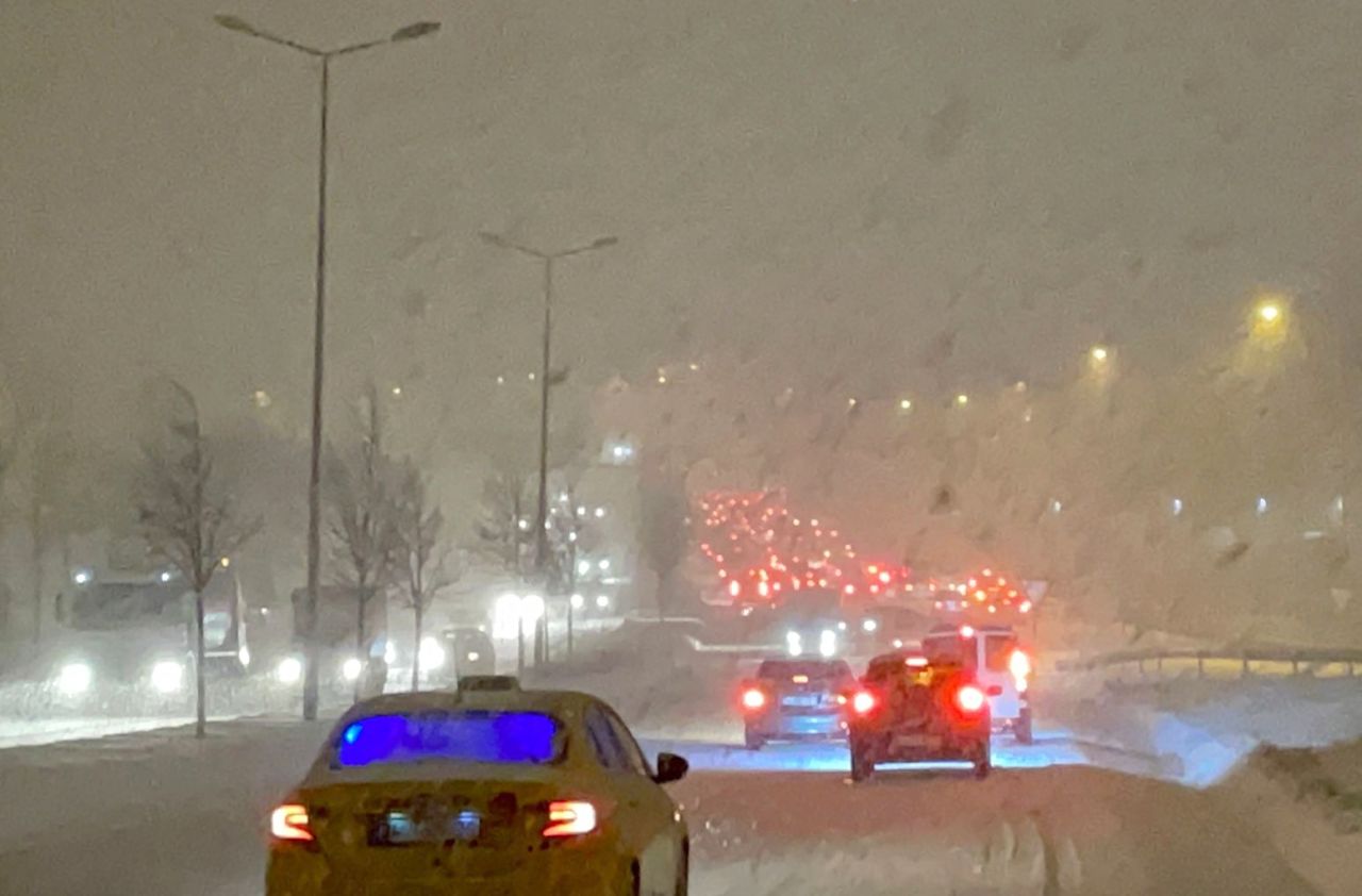İstanbul'da kar yağışı sürücülere zor anlar yaşatıyor! 8