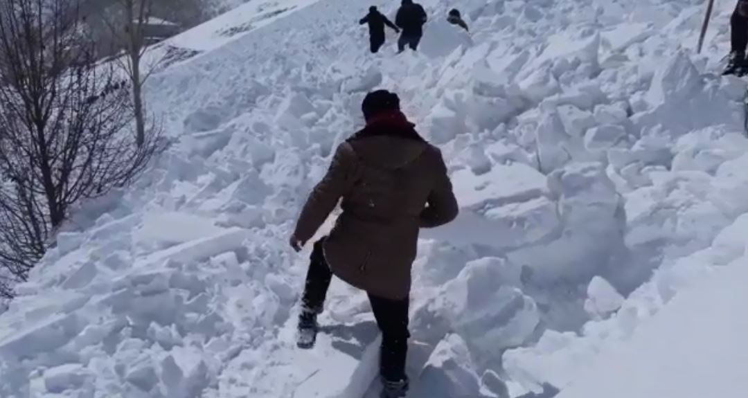Bayburt'ta çığ düştü! Paletli kar aracında 5 kişi mahsur kaldı 1