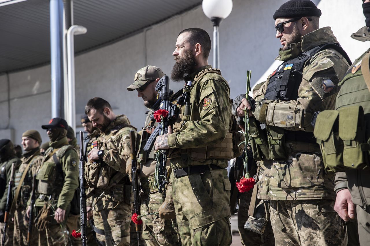 Ukraynalılar, savaşta ölen yakınlarını gözyaşlarıyla defnediyor 3