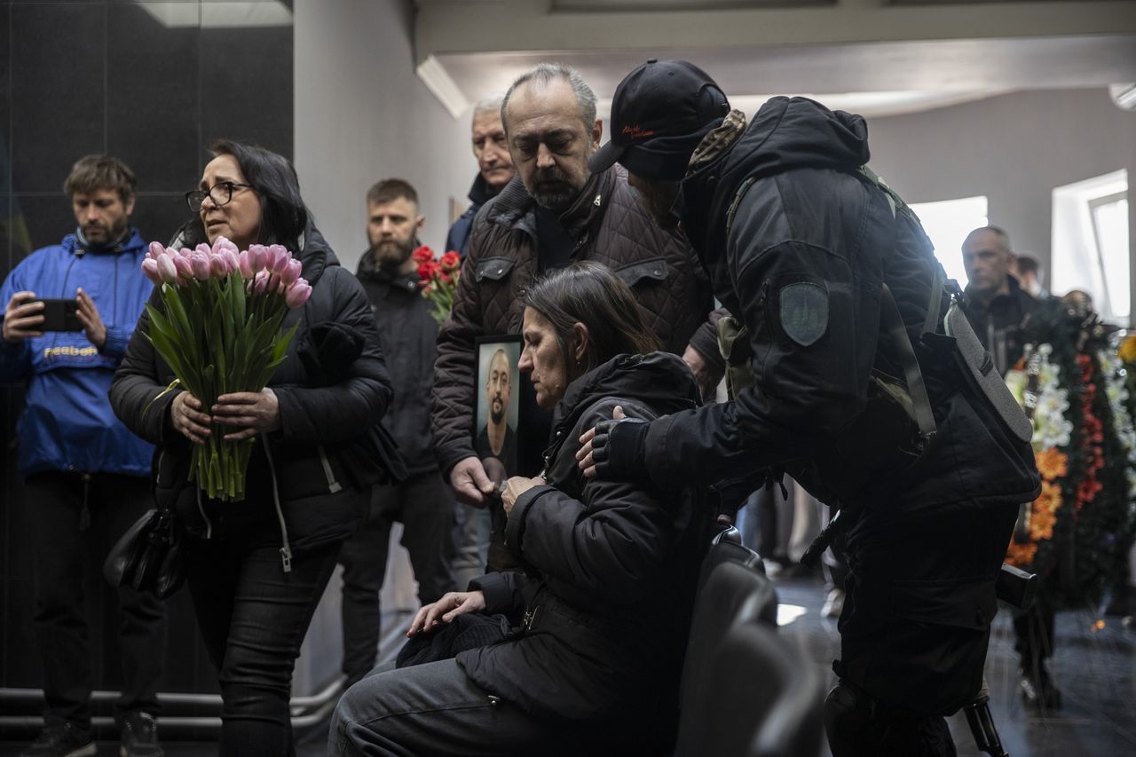 Ukraynalılar, savaşta ölen yakınlarını gözyaşlarıyla defnediyor 5