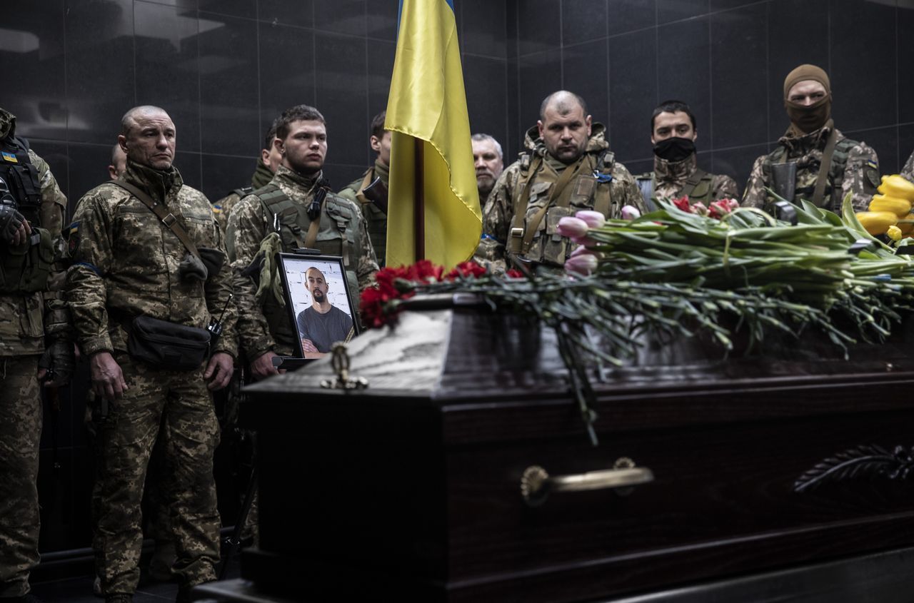 Ukraynalılar, savaşta ölen yakınlarını gözyaşlarıyla defnediyor 4