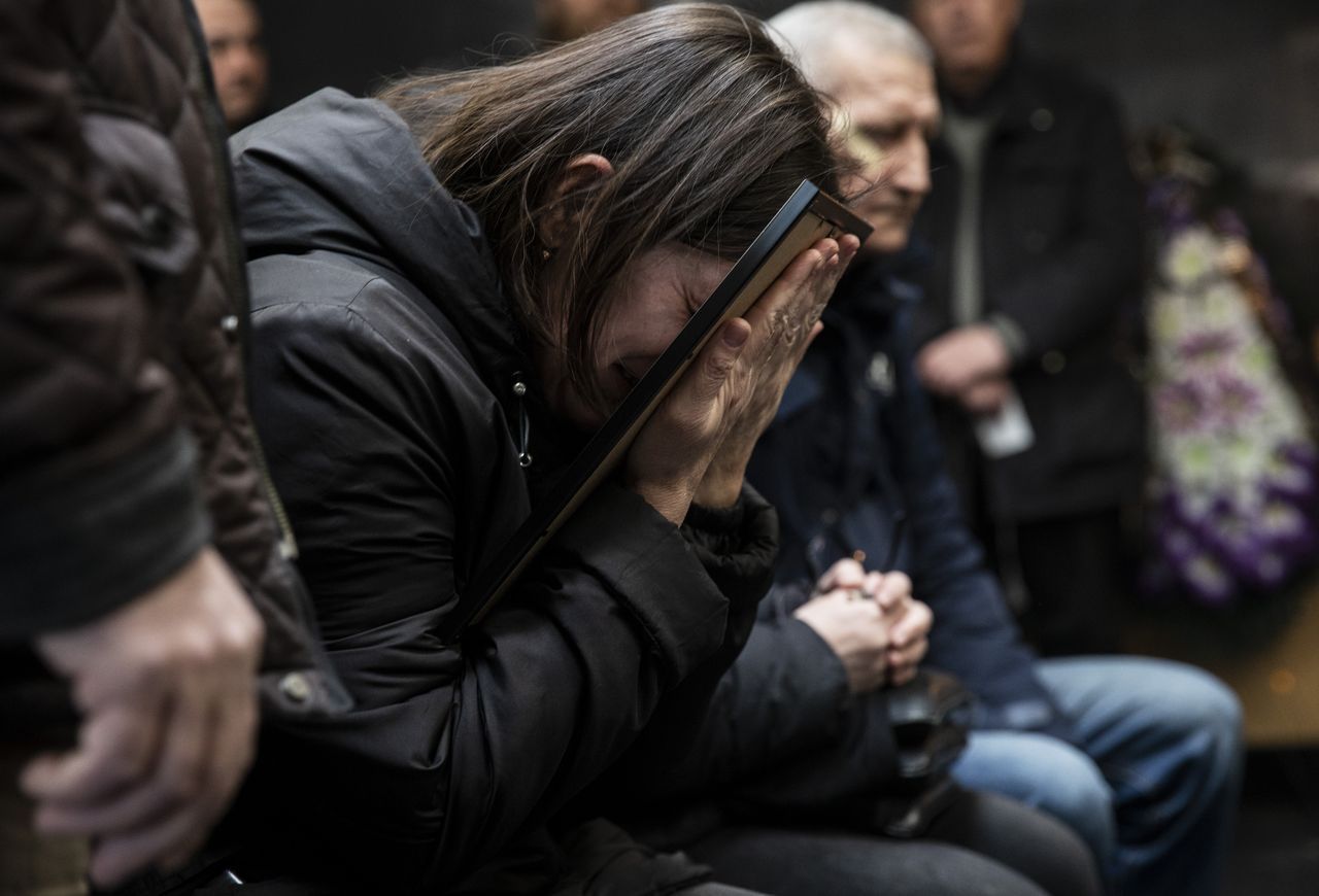 Ukraynalılar, savaşta ölen yakınlarını gözyaşlarıyla defnediyor 7