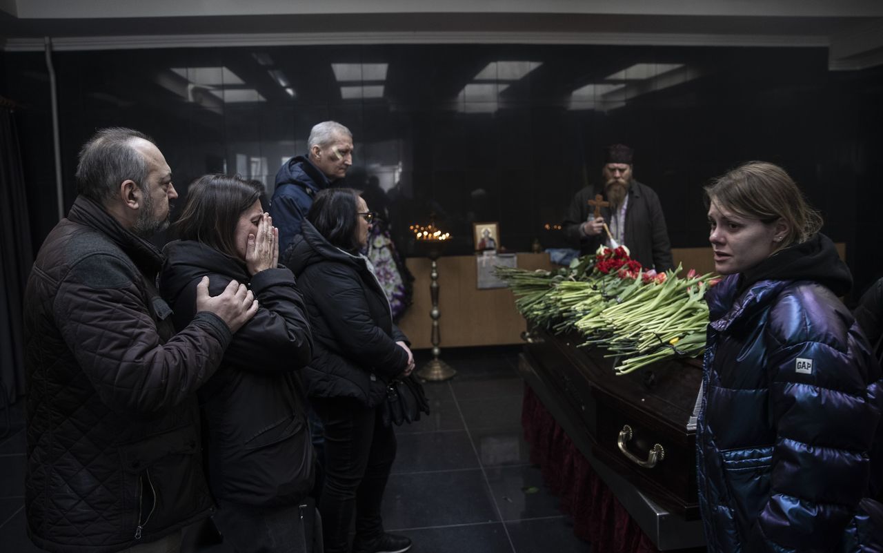Ukraynalılar, savaşta ölen yakınlarını gözyaşlarıyla defnediyor 15