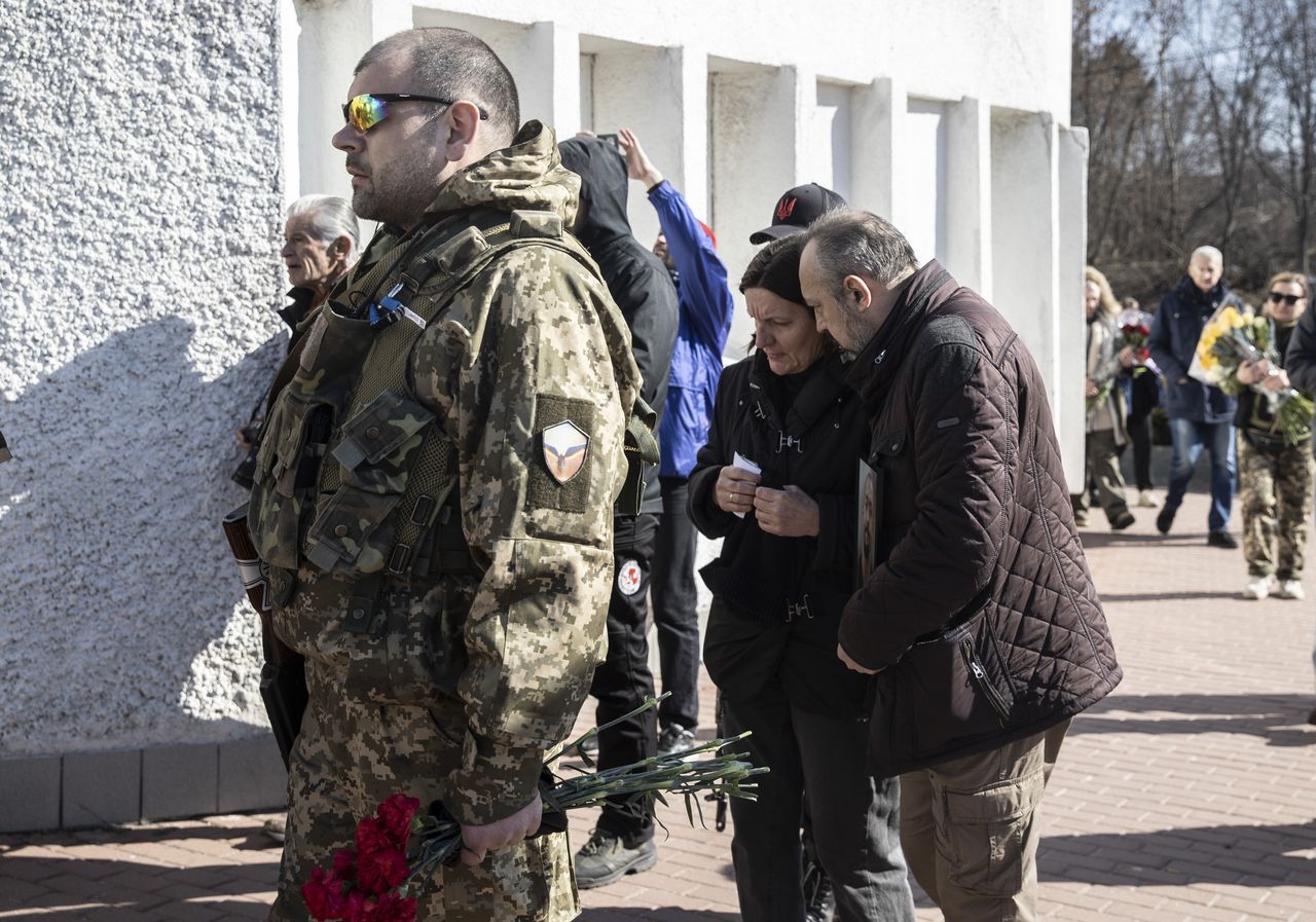 Ukraynalılar, savaşta ölen yakınlarını gözyaşlarıyla defnediyor 19