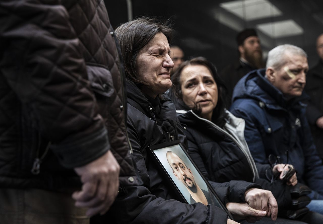 Ukraynalılar, savaşta ölen yakınlarını gözyaşlarıyla defnediyor 26