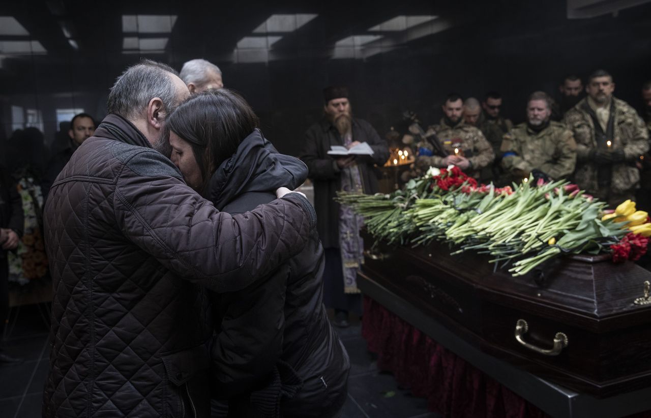 Ukraynalılar, savaşta ölen yakınlarını gözyaşlarıyla defnediyor 29