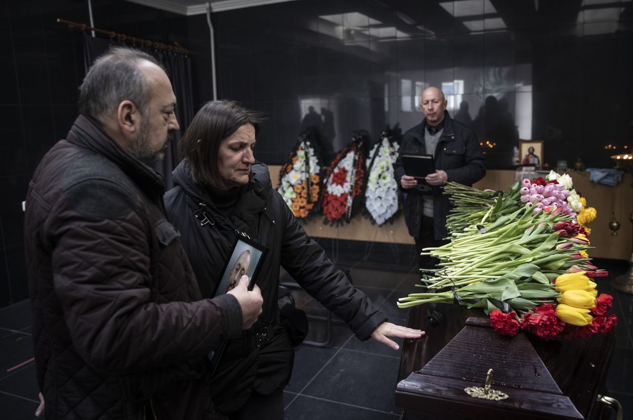 Ukraynalılar, savaşta ölen yakınlarını gözyaşlarıyla defnediyor 35