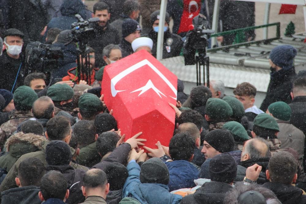 Bingöl'de şehit düşen polisin cenazesinde kahreden anlar: Dün evlilik yıl dönümümüzdü! 1