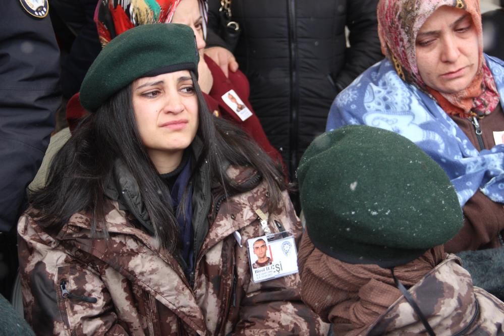 Bingöl'de şehit düşen polisin cenazesinde kahreden anlar: Dün evlilik yıl dönümümüzdü! 2