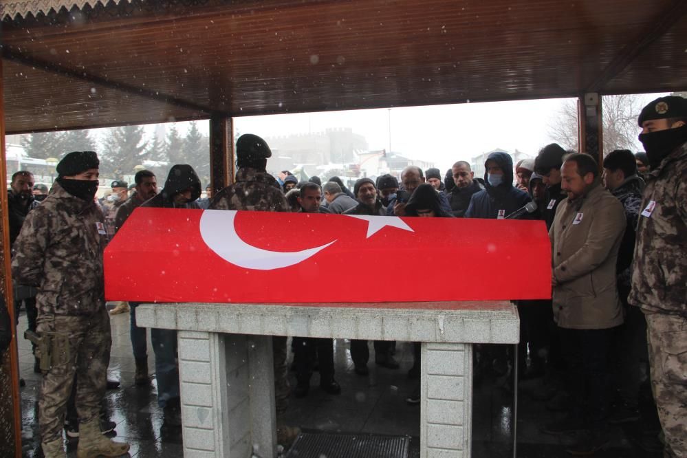 Bingöl'de şehit düşen polisin cenazesinde kahreden anlar: Dün evlilik yıl dönümümüzdü! 6