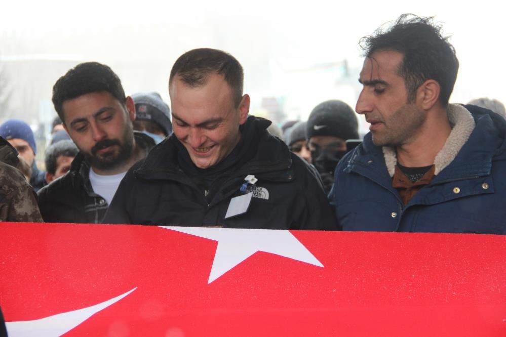 Bingöl'de şehit düşen polisin cenazesinde kahreden anlar: Dün evlilik yıl dönümümüzdü! 7
