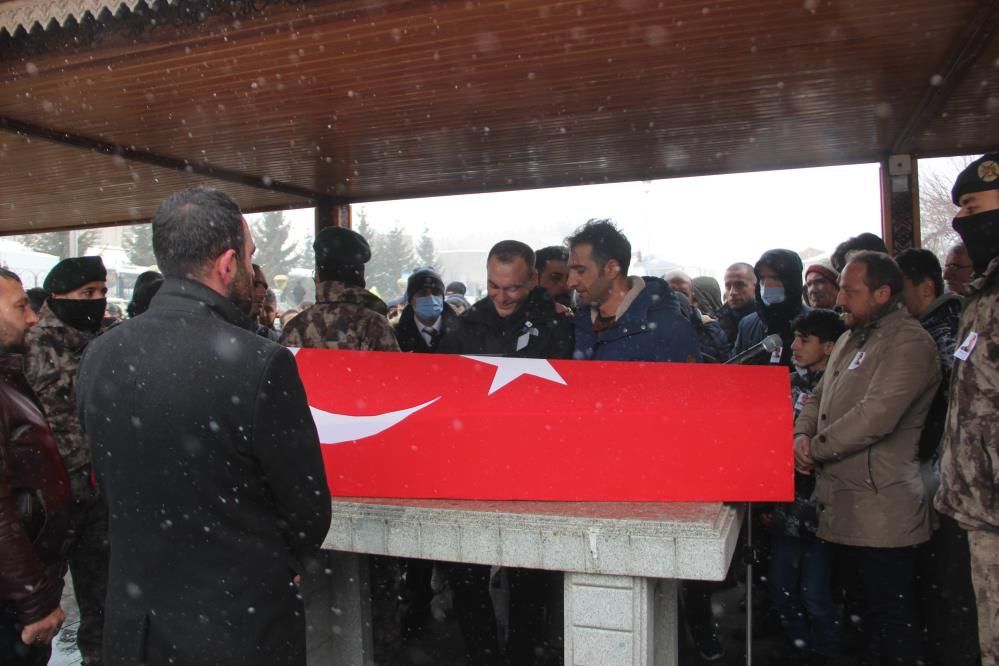 Bingöl'de şehit düşen polisin cenazesinde kahreden anlar: Dün evlilik yıl dönümümüzdü! 8