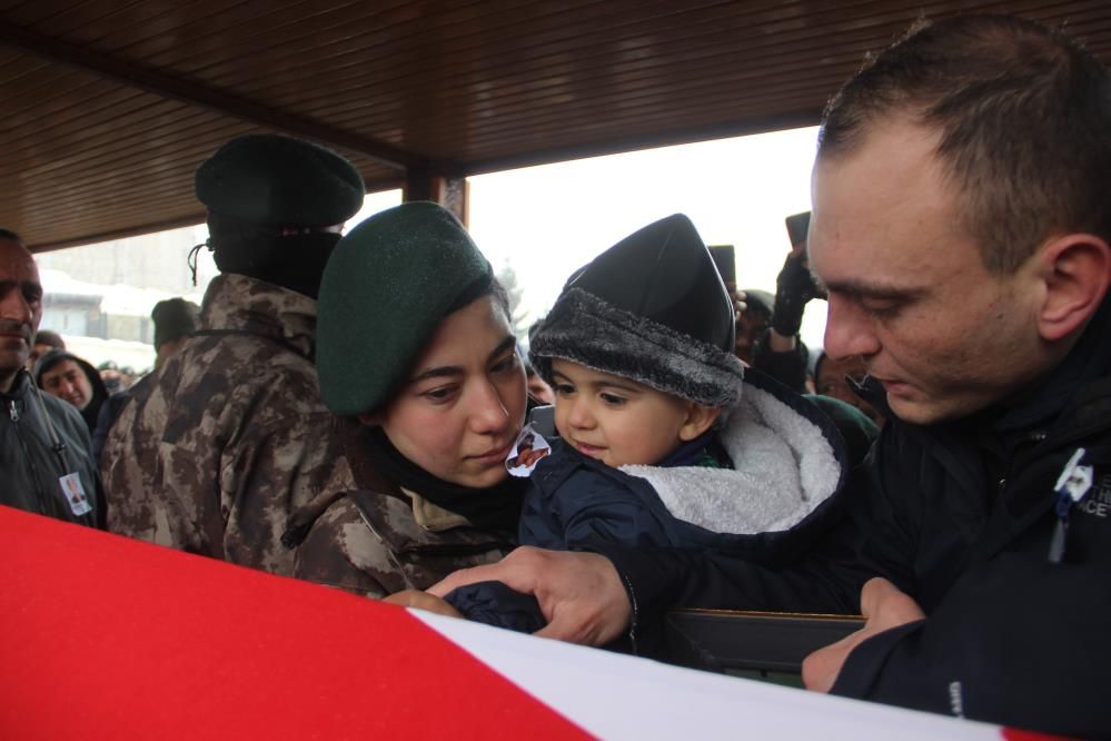 Bingöl'de şehit düşen polisin cenazesinde kahreden anlar: Dün evlilik yıl dönümümüzdü! 11
