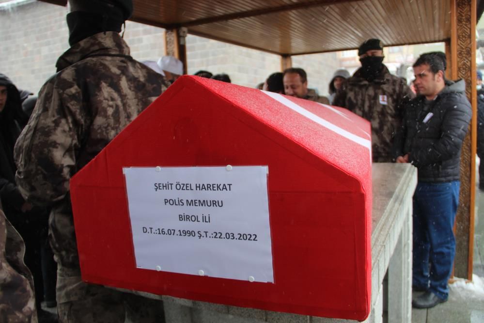 Bingöl'de şehit düşen polisin cenazesinde kahreden anlar: Dün evlilik yıl dönümümüzdü! 9