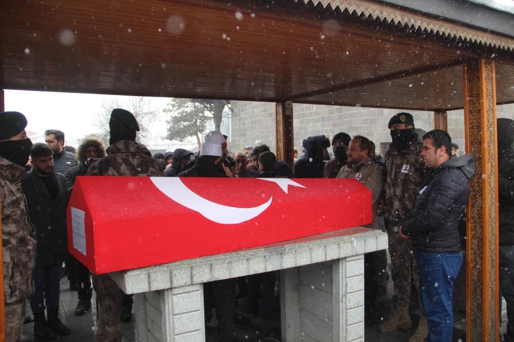 Bingöl'de şehit düşen polisin cenazesinde kahreden anlar: Dün evlilik yıl dönümümüzdü! 10
