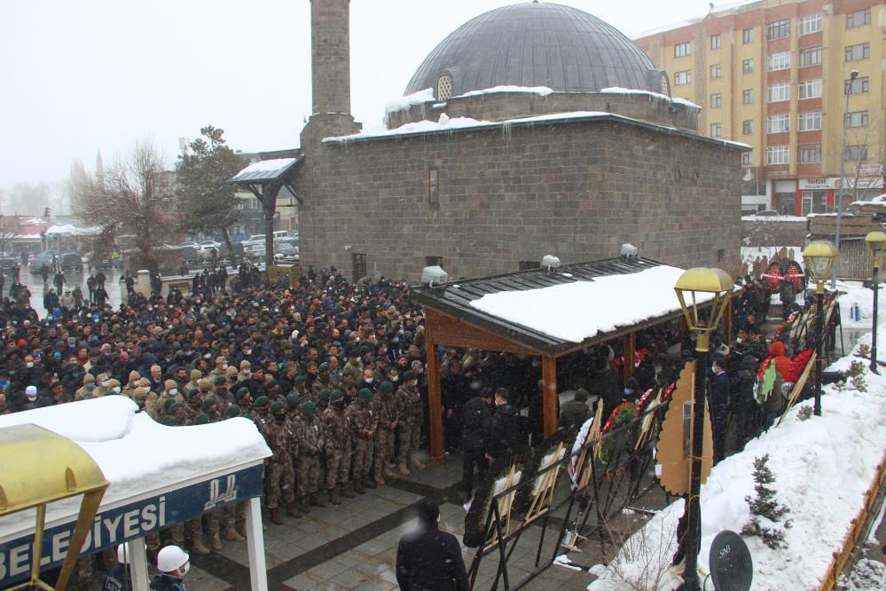 Bingöl'de şehit düşen polisin cenazesinde kahreden anlar: Dün evlilik yıl dönümümüzdü! 13