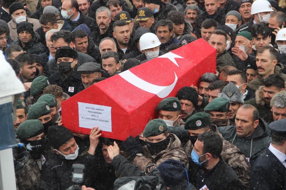 Bingöl'de şehit düşen polisin cenazesinde kahreden anlar: Dün evlilik yıl dönümümüzdü! 15