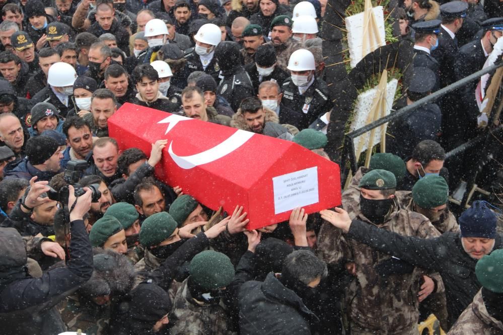 Bingöl'de şehit düşen polisin cenazesinde kahreden anlar: Dün evlilik yıl dönümümüzdü! 16