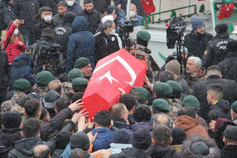 Bingöl'de şehit düşen polisin cenazesinde kahreden anlar: Dün evlilik yıl dönümümüzdü! 17
