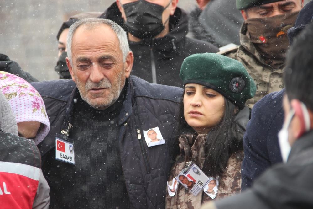 Bingöl'de şehit düşen polisin cenazesinde kahreden anlar: Dün evlilik yıl dönümümüzdü! 18