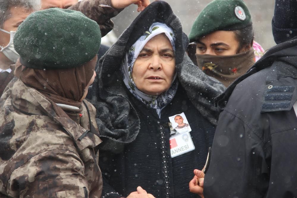 Bingöl'de şehit düşen polisin cenazesinde kahreden anlar: Dün evlilik yıl dönümümüzdü! 19
