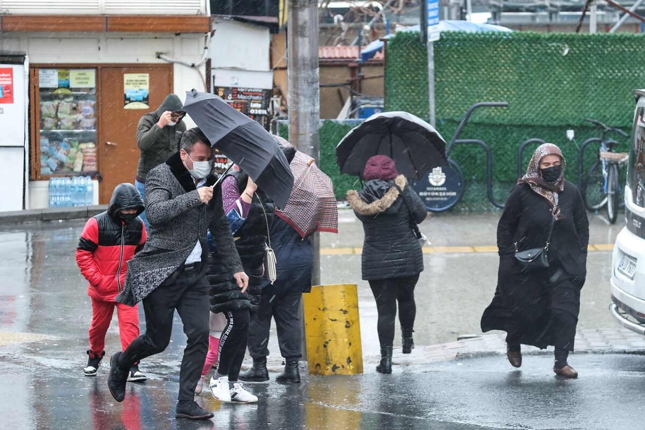 İstanbullular dikkat! Meteoroloji saat verip uyardı: Yağmur ve fırtına geliyor! 1
