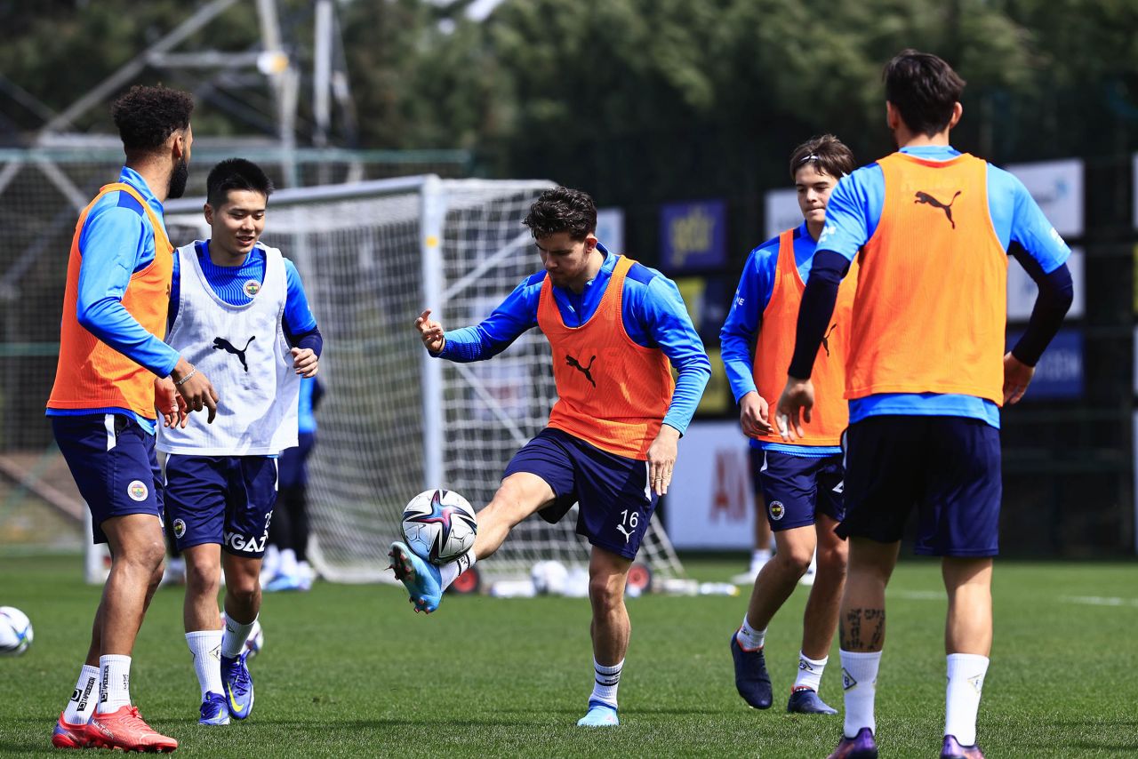 Jin-ho Jo, A Takım'la idmanda... Fenerbahçe'nin 18'lik Güney Koreli futbolcusu göz doldurdu 1
