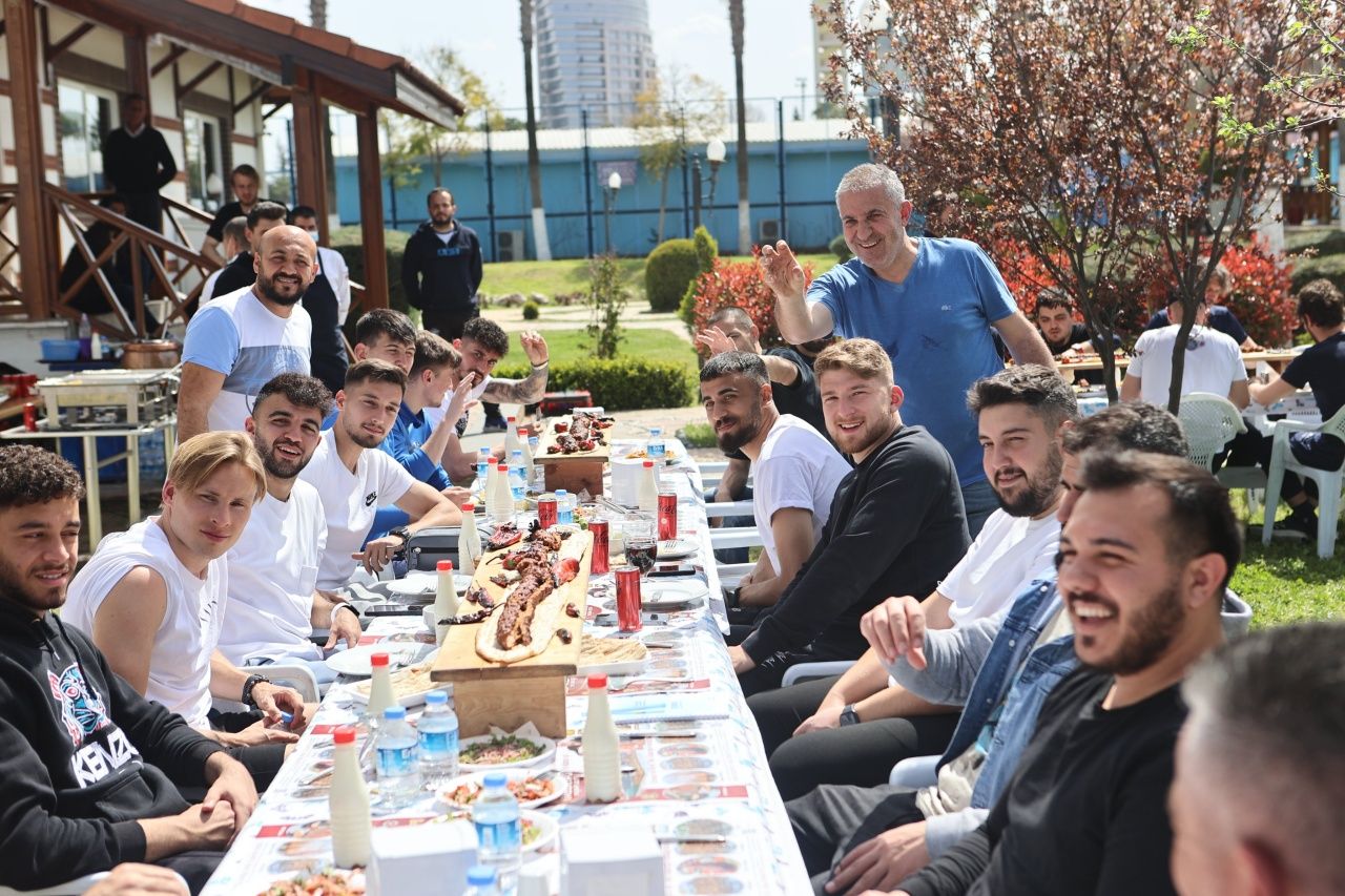 Adana Demirspor'a boru kebabı dopingi... Kebap derbisi öncesi 20 metrelik kebap yediler! 2