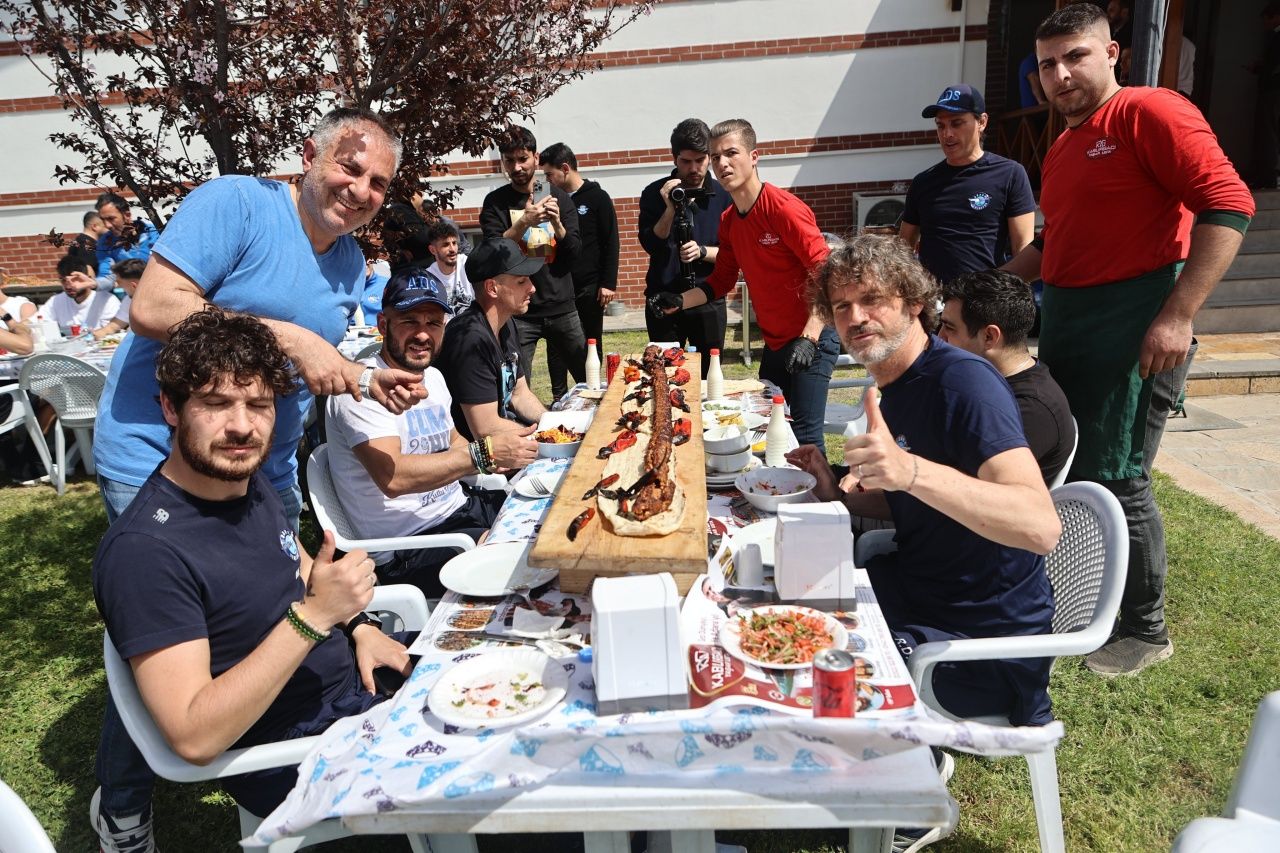 Adana Demirspor'a boru kebabı dopingi... Kebap derbisi öncesi 20 metrelik kebap yediler! 4